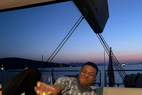 Mbappe sevgilisi üçün “paltar asılqanı”na çevrildi - FOTO