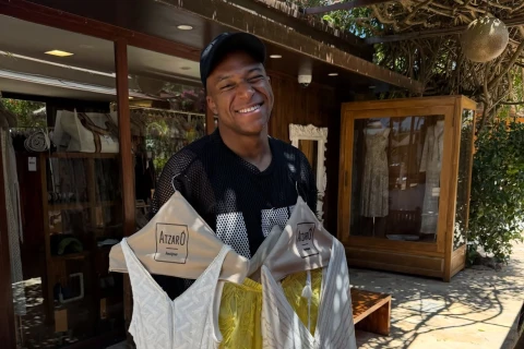Mbappe spotted carrying girlfriend's dresses during holiday - PHOTO