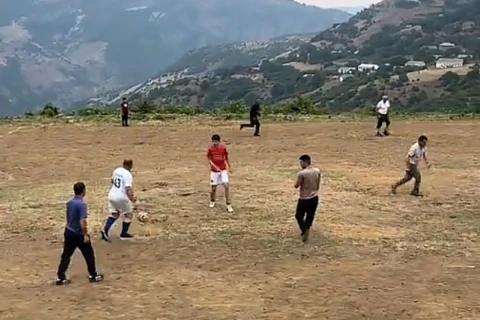 Lerikin dağ kəndində futbol sevgisi: Uşaqdan böyüyə hamı meydanda - VİDEO