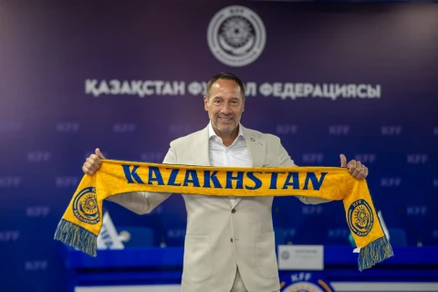 Назначение ван'т Схипа вызвало недовольство болельщиков сборной Казахстана