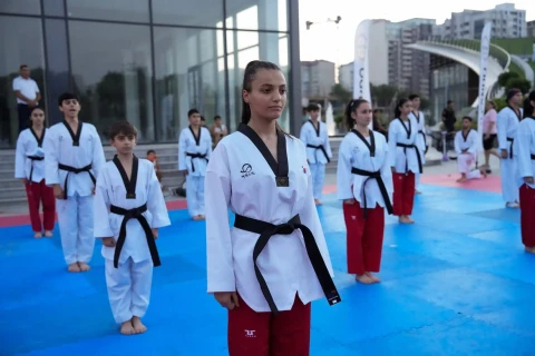 Antena Parkında taekvondo şousu keçirildi - FOTO