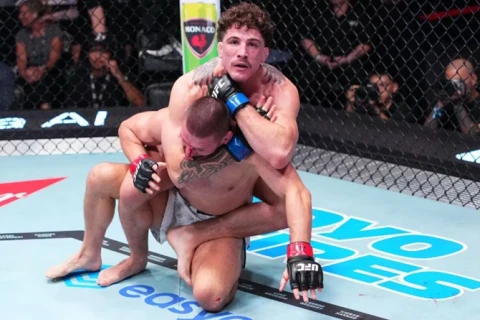 Салкиллд задушил Гамрота в первом раунде на турнире UFC