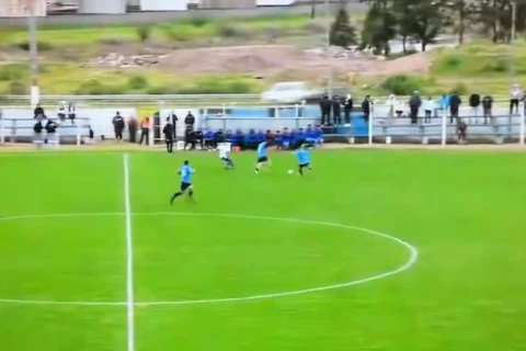 Futbolçunun meydandan çıxardığı top yolda qəzaya səbəb oldu - VİDEO