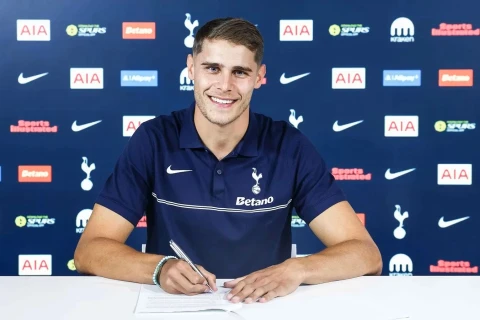 “Tottenhem” müdafiəçisi Miki van de Venlə müqaviləni uzadıb