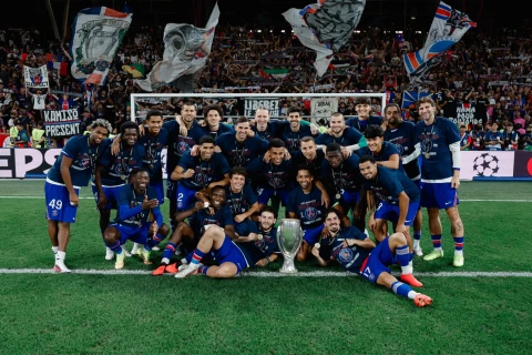 PSG's Ukrainian player crops Russian teammate out of team photo - PHOTO