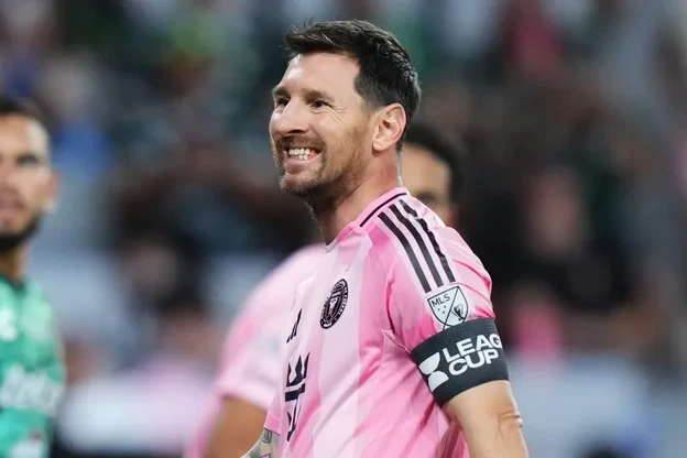 Messi atasının vəfatından sonra ilk dəfə meydana çıxıb - VİDEO