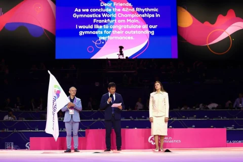 Флаг чемпионата мира по художественной гимнастике передали Азербайджану - ФОТО