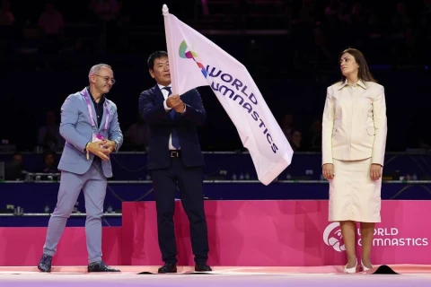 Флаг чемпионата мира по художественной гимнастике передали Азербайджану - ФОТО