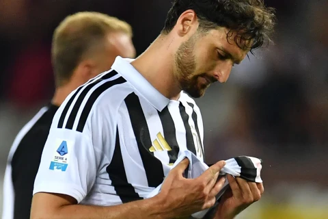 Fan knocks Federico Gatti down during Juventus friendly