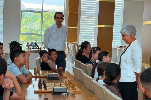 Dünya çempionu olan azərbaycanlı şahmatçı Aşqabadda “ustad dərsi” keçdi - FOTO