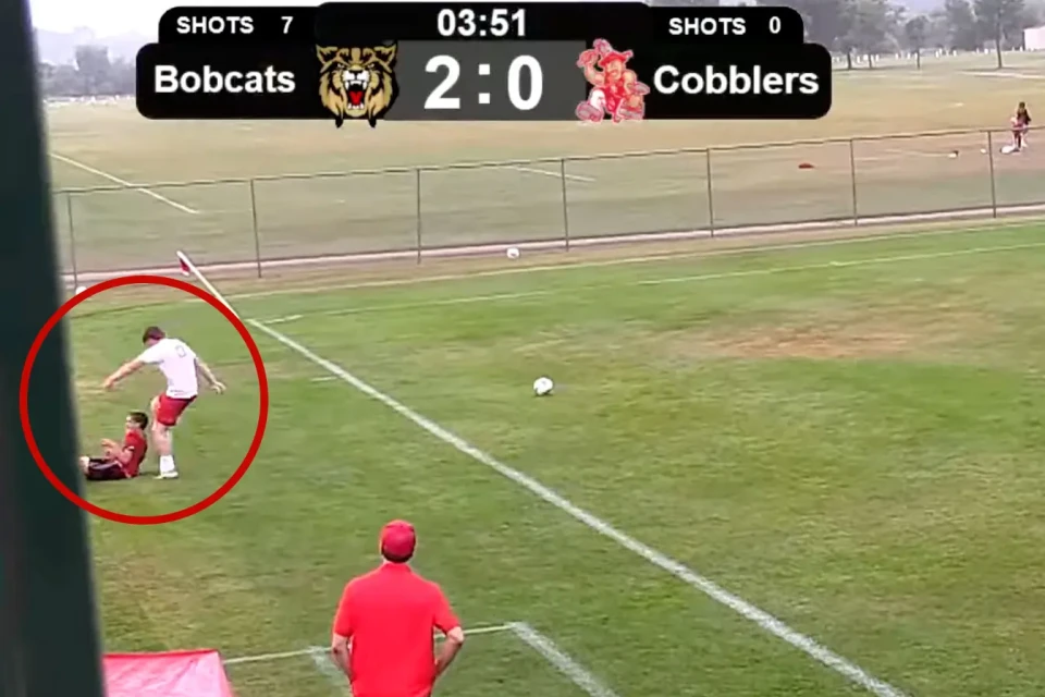 ABŞ-də futbolçu rəqibini təpiklədi - VİDEO