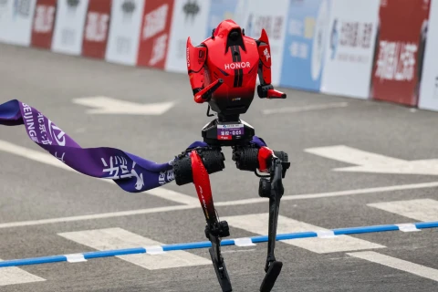 Çində humanoid robot Useyn Boltun rekordunu üstələyib - VİDEO