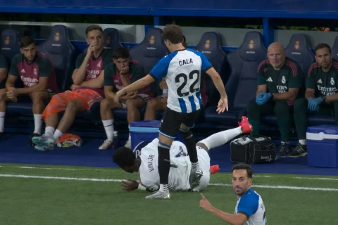 “Espanyol”un futbolçusu yerdə qalan Vinisiusu təpiklədi - VİDEO