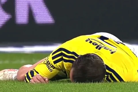 “Fənərbağça”da qorxulu anlar: Kerem Aktürkoğlu xəstəxanaya aparılıb - VİDEO