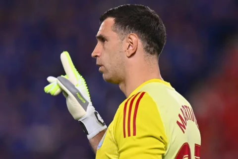 Emiliano Martinez “Çelsi”yə keçməyə razılıq verib