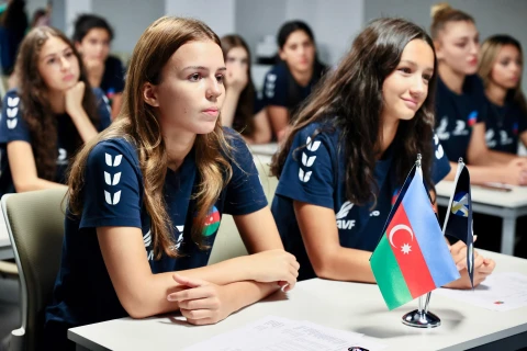 Yelena Şabovta gənc voleybolçularla görüşüb - FOTO