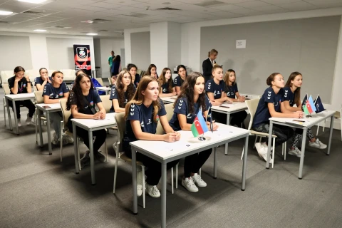 Yelena Şabovta gənc voleybolçularla görüşüb - FOTO