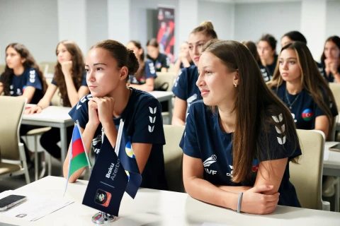 Yelena Şabovta gənc voleybolçularla görüşüb - FOTO