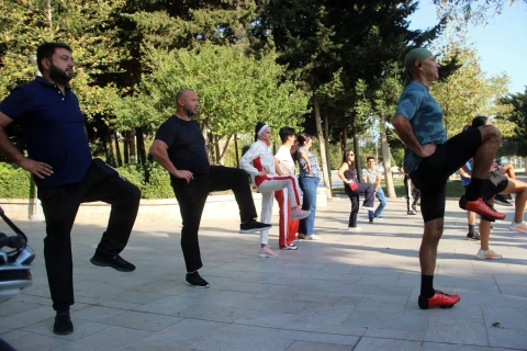 Şose velosipedi üzrə Əməkdar idman ustası Dədə Qorqud parkında açıq məşq keçirib - FOTO