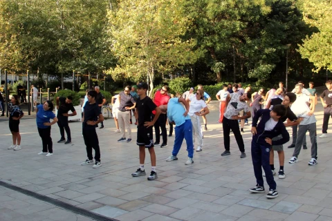 Şose velosipedi üzrə Əməkdar idman ustası Dədə Qorqud parkında açıq məşq keçirib - FOTO