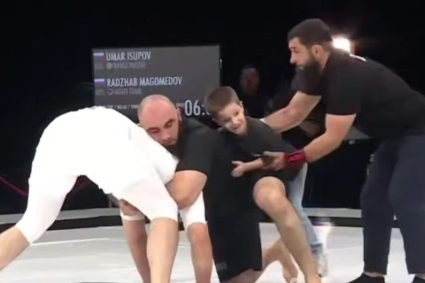 Uşaq atasına kömək etmək üçün tatamiyə qaçdı - VİDEO