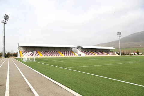 Ağsu şəhər stadionunun süni ot örtüyü FIFA-nın sertifikatına layiq görülüb - FOTO