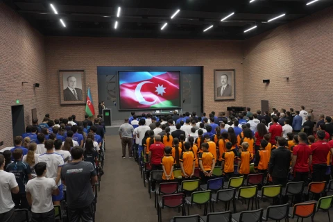 Fərid Qayıbov avqust ayında uğur qazanan idmançılarla görüşüb