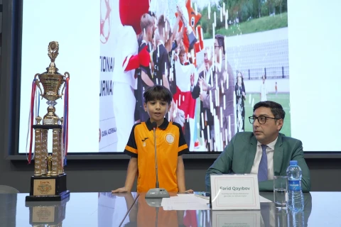 Fərid Qayıbov avqust ayında uğur qazanan idmançılarla görüşüb
