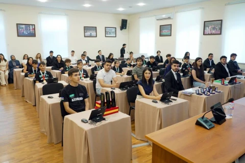 Fərid Qayıbov beynəlxalq tədbirlərdə iştirak edən gənclərlə görüşüb