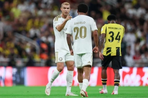 Ronaldu rəqibin taktiki qeydini oxumağa çalışıb – VİDEO