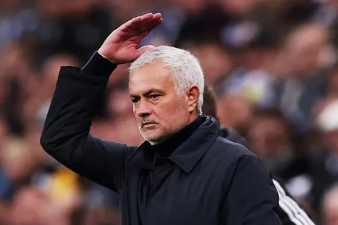 Mourinyo hakimə yenə etiraz etdi: “Qaydaları bilmirdilərsə, istefa verməlidirlər”