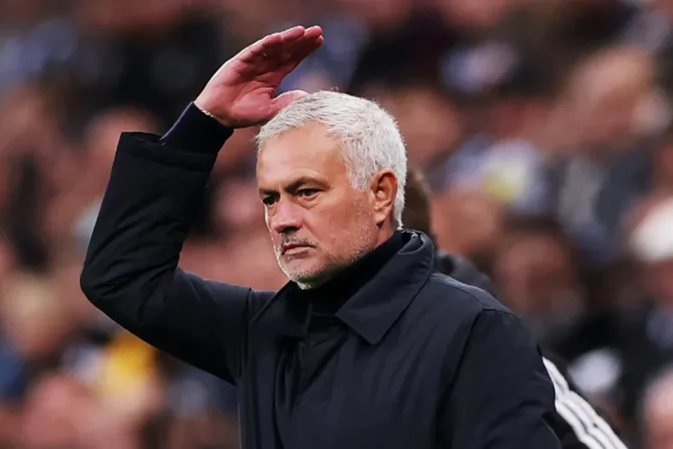 Mourinyo hakimə yenə etiraz etdi: “Qaydaları bilmirdilərsə, istefa verməlidirlər”