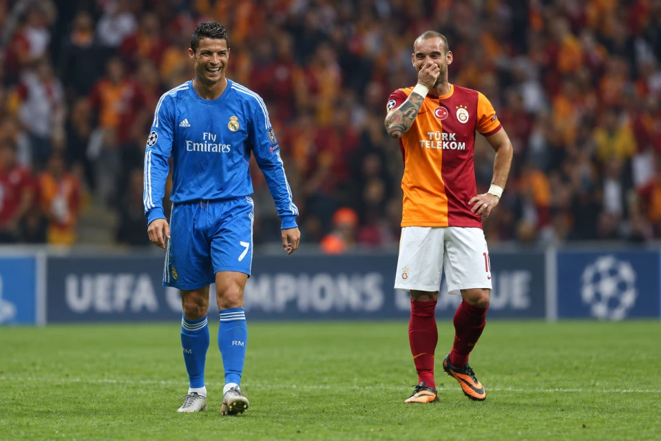 Uesli Sneyder Ronaldonun hədiyyə etdiyi formanı satır - FOTO/VİDEO