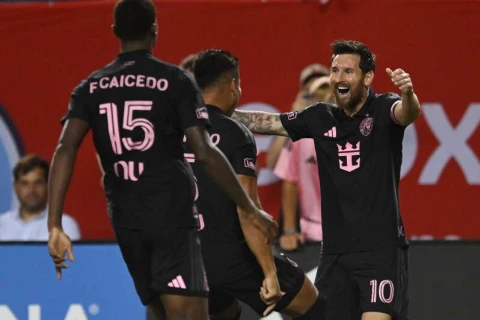 Messi Kazemironu tapdı: Levandovskinin qoluna başla cavab - VİDEO