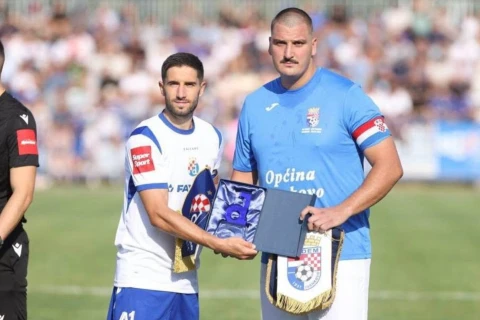 Görünüşü ilə gündəm olan futbolçu: gündəlik həyatda avtomobil satır