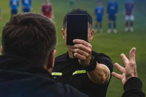 В Румынии ввели черную карточку для футбольных болельщиков