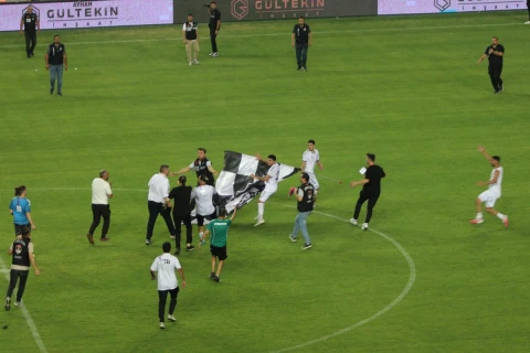 Türkiyədə İzmir derbisindən sonra meydan qarışdı - VİDEO