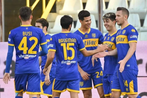 "Рома" лидирует, "Комо" идет следом в Серии А