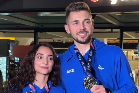 Азербайджанские гимнасты вернулись на родину с серебром чемпионата мира