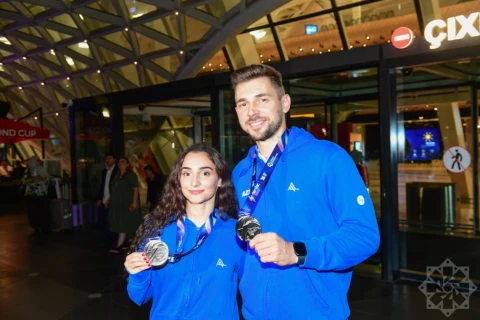 Azərbaycan gimnastları dünya çempionatının gümüş medalı ilə vətənə qayıdıblar