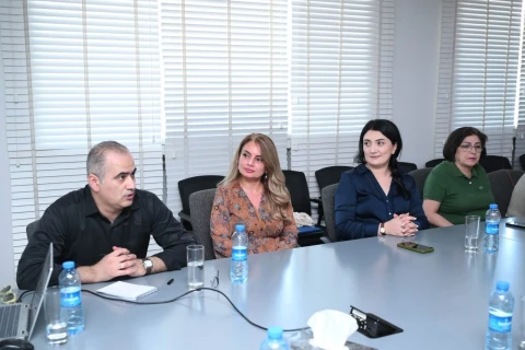Kembric Universitetinin eksperti İdman Akademiyasında dəyirmi masa keçirib - FOTO