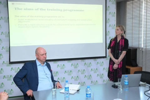 Kembric Universitetinin eksperti İdman Akademiyasında dəyirmi masa keçirib - FOTO