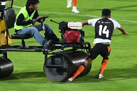 Futbolçu meydança hamarlayan texnikanın altında qaldı - VİDEO
