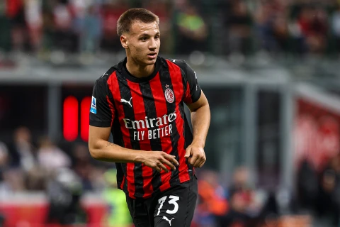 “Milan”ın paradoksu: Oynatmaq üçün saxladığı oyunçunu meydana buraxmır