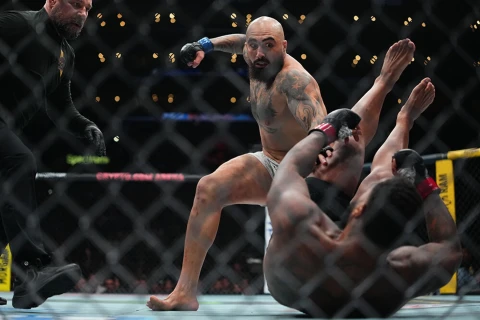 Бывший морпех нокаутировал олимпийского чемпиона за 12 секунд на UFC
