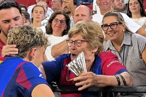 Fermin nənəsini tribunada görüb yanına qaçdı - VİDEO