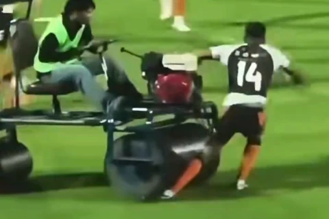 Futbolçu meydança hamarlayan texnikanın altında qaldı - VİDEO