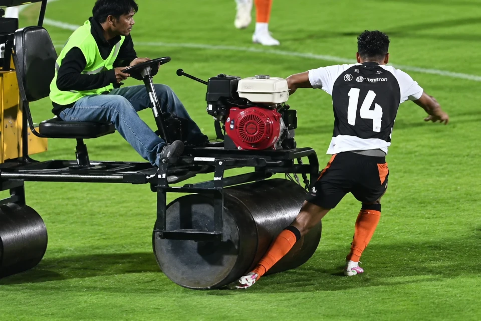 Futbolçu meydança hamarlayan texnikanın altında qaldı - VİDEO