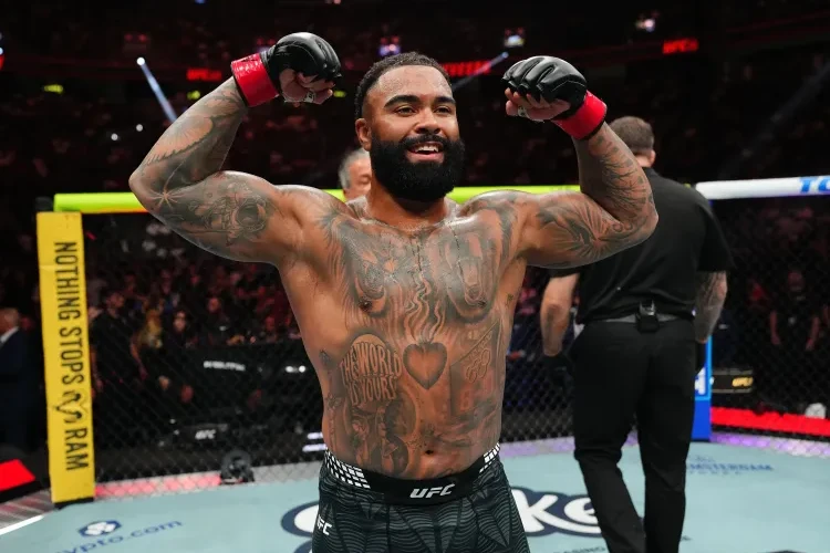 UFC-də sensasiya: Olimpiya çempionu 12 saniyəyə nokaut oldu - VİDEO