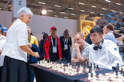 Илаха Гадимова провела сеанс на Всемирной шахматной олимпиаде